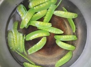 3、荷兰豆用开水焯一下，捞出。