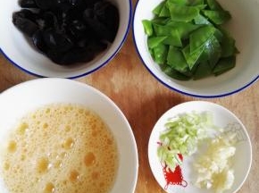4、鸡蛋打散，荷兰豆切块，葱、蒜切碎。