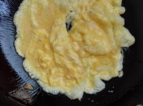 5、锅内倒入油，将鸡蛋炒熟捞出备用。