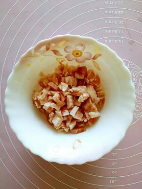 切一些猪五花肉丁，这个量就按自己的喜好来吧。