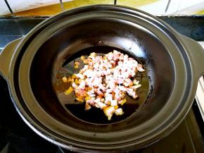 当当当当，我的新宠800度干烧不裂的陶煲王浅煲登场咯！锅中倒油，把肉丁倒进去。