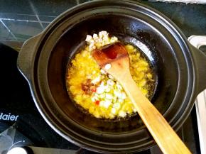 加入葱花和花椒粉爆香，这就是干烧不裂的砂锅的特点所在了，可以直接爆锅炒菜，普通的砂锅是绝对不敢这样做的哦！