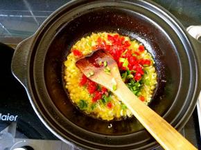 倒入青红辣椒末翻炒