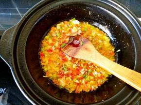 可以多炒一会儿，把辣椒的清香味道炒出来。