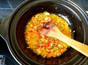 可以多炒一会儿，把辣椒的清香味道炒出来。