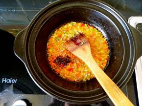 炒好之后再加入一小勺的老干妈油辣椒和少许的酱油，翻炒片刻。