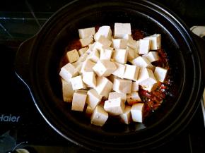 把豆腐块儿从盐水中捞出放入锅中