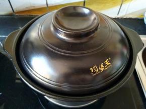 盖上盖子，转小火慢炖。