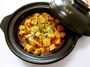 关火，撒上一些葱花就可以直接端上桌去开吃了，得到老妈妈的表扬啦！嘻嘻嘻