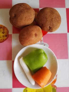 1、原料：云南红皮土豆、青椒、胡萝卜、葱白（还有香菜哦）。