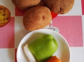 1、原料：云南红皮土豆、青椒、胡萝卜、葱白（还有香菜哦）。