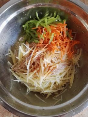 5、加入味精、生抽、香醋、盐，搅拌均匀。