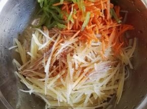 5、加入味精、生抽、香醋、盐，搅拌均匀。