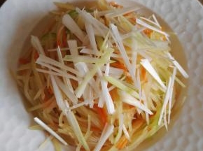 6、装入盘中，上面撒葱白丝。