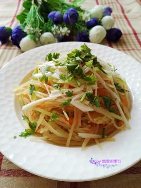 8、菜品上面再撒上香菜碎。