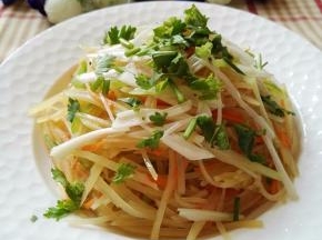 8、菜品上面再撒上香菜碎。