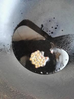 7、锅中倒入食用油加热，花椒粒炸香后，捞出花椒粒，淋在土豆丝上即可。