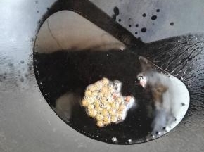 7、锅中倒入食用油加热，花椒粒炸香后，捞出花椒粒，淋在土豆丝上即可。