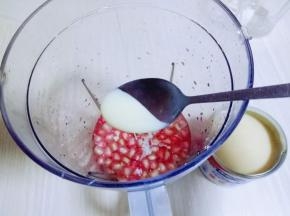 将剥好的石榴放入料理机，加入一勺炼乳，启动料理机，2分钟即可。