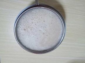 榨好后过细筛。