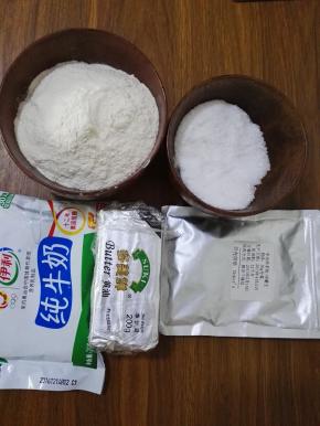 1、原料：糖粉、抹茶粉、玉米淀粉、普通面粉（普通面粉与玉米淀粉已经混合）、黄油、牛奶。