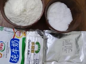 1、原料：糖粉、抹茶粉、玉米淀粉、普通面粉（普通面粉与玉米淀粉已经混合）、黄油、牛奶。