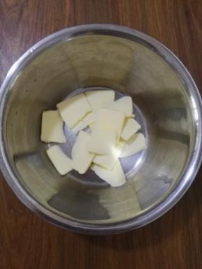 2、称量好的黄油，室温软化后用电动打蛋器打至顺滑。