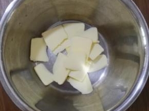 2、称量好的黄油，室温软化后用电动打蛋器打至顺滑。