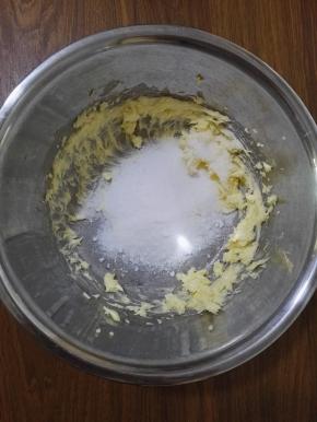 3、加入糖粉，打至顺滑。