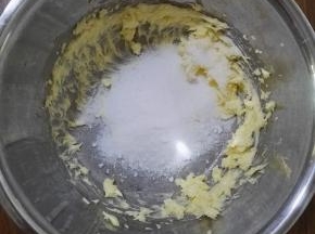 3、加入糖粉，打至顺滑。