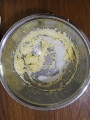 4、分三次加入牛奶，每次都将黄油与牛奶搅打均匀。