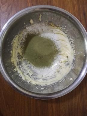 5、筛入玉米淀粉、普通面粉和抹茶粉。