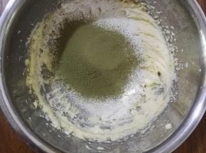 5、筛入玉米淀粉、普通面粉和抹茶粉。