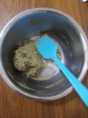 6、用刮刀拌均匀，无干粉即可。