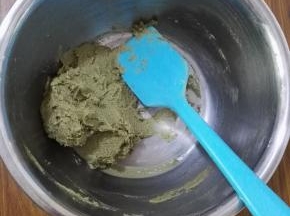6、用刮刀拌均匀，无干粉即可。