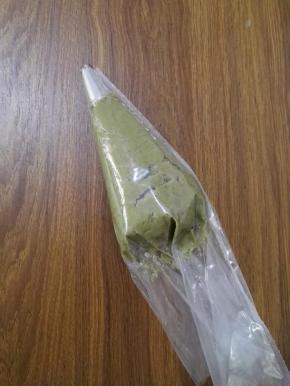 7、装入裱花袋，剪去前端，露出裱花嘴。