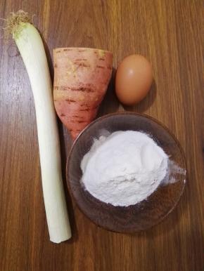 1、原料:红薯、鸡蛋、面粉、葱。