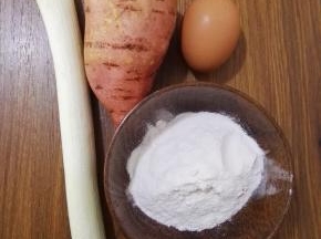 1、原料:红薯、鸡蛋、面粉、葱。