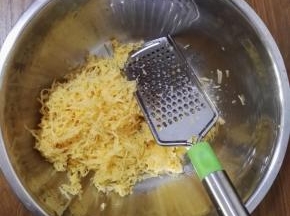 2、红薯洗净，用叉板叉成丝。