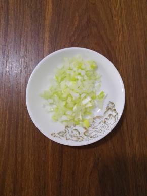 3、葱切葱花。