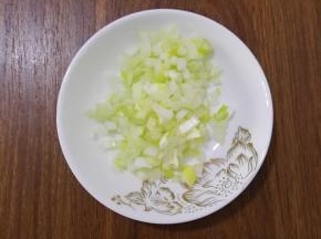 3、葱切葱花。
