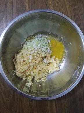 4、将红薯丝、鸡蛋、葱花放到一个盆里。