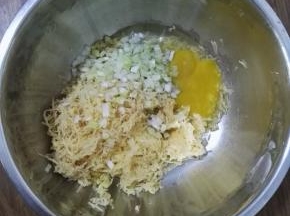 4、将红薯丝、鸡蛋、葱花放到一个盆里。