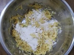 5、加入面粉，用筷子搅拌均匀。