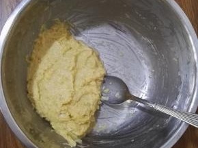 6、加入盐和花椒粉，搅拌均匀。