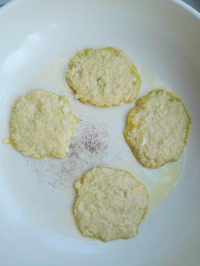 7、锅烧热后，倒入食用油，将红薯面糊用手团成圆形，放入锅中，再用手压成薄饼进行烙制。