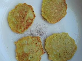 8、薄饼定型后，翻面，再烙另一面，两面呈金黄色，取出装盘。