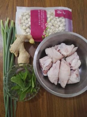 1、原料：猪蹄、莲子、姜、葱、薄荷叶。