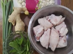 1、原料：猪蹄、莲子、姜、葱、薄荷叶。