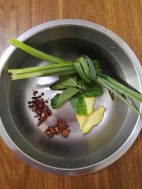 6、这是准备好的葱、姜、花椒、大料、山楂片、薄荷叶，小葱打个结，葱切片。